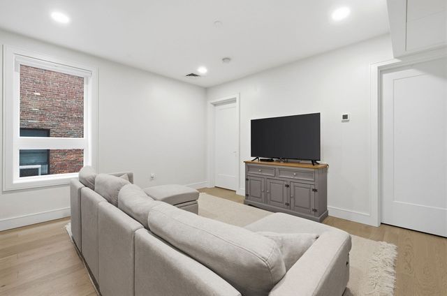 301 Border 302, Boston, MA 02128