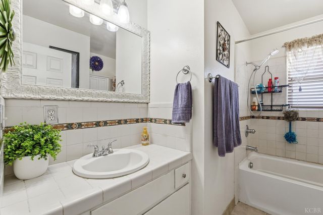 1090 Laurel Lane, Lemoore, CA 93245