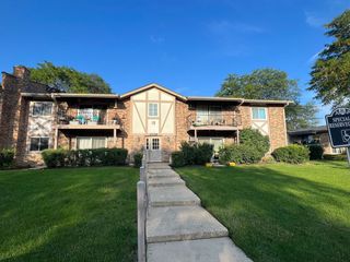 9S025 Lake Drive 10-105, Willowbrook, IL 60527
