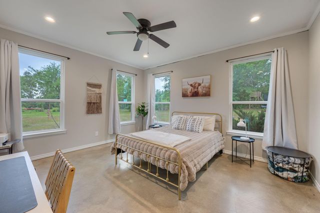 10856 Whispering Oaks Drive, Hearne, TX 77859