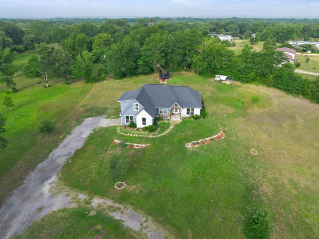 10856 Whispering Oaks Drive, Hearne, TX 77859