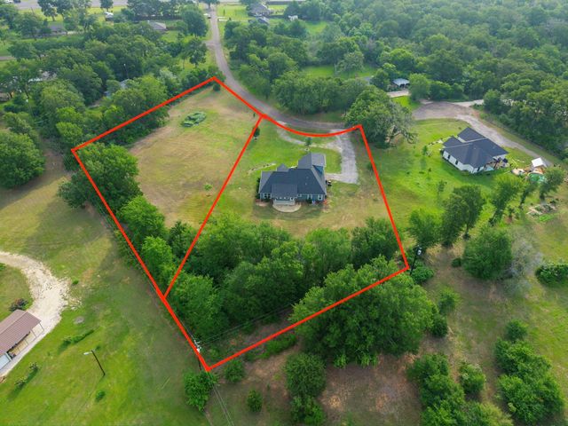 10856 Whispering Oaks Drive, Hearne, TX 77859