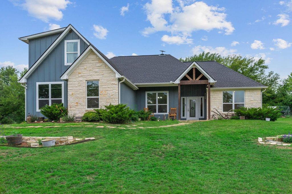 10856 Whispering Oaks Drive, Hearne, TX 77859