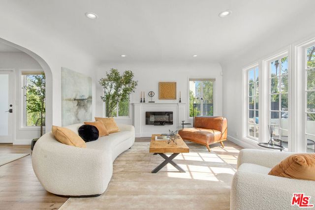 821 S Cloverdale Avenue, Los Angeles, CA 90036