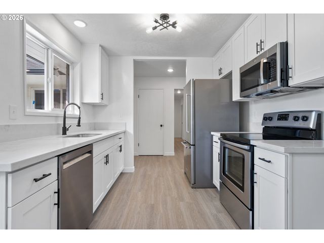 1904 Se 80TH Ave, Portland, OR 97215