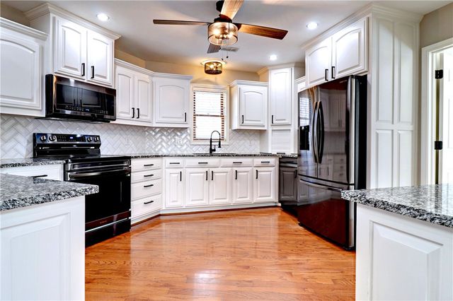 9933 Buckskin Circle, Rogers, AR 72758