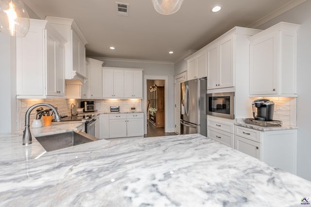 202 Brook Hollow Court, Kathleen, GA 31047