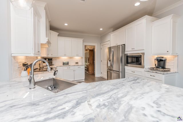 202 Brook Hollow Court, Kathleen, GA 31047