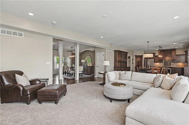 15053 Eagle Lane, Parkville, MO 64152