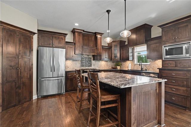 15053 Eagle Lane, Parkville, MO 64152