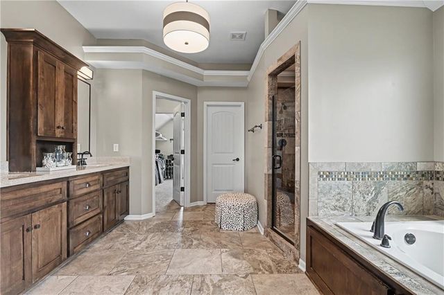15053 Eagle Lane, Parkville, MO 64152