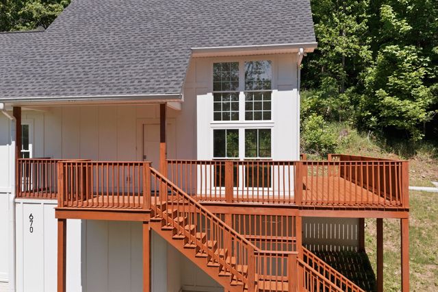 670 Harbor Dr, Lancaster, TN 38569