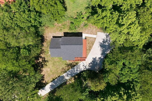 670 Harbor Dr, Lancaster, TN 38569