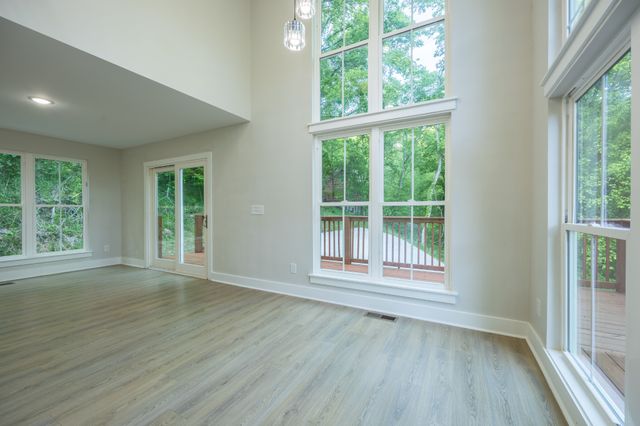 670 Harbor Dr, Lancaster, TN 38569