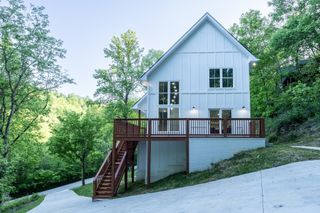 670 Harbor Dr, Lancaster, TN 38569
