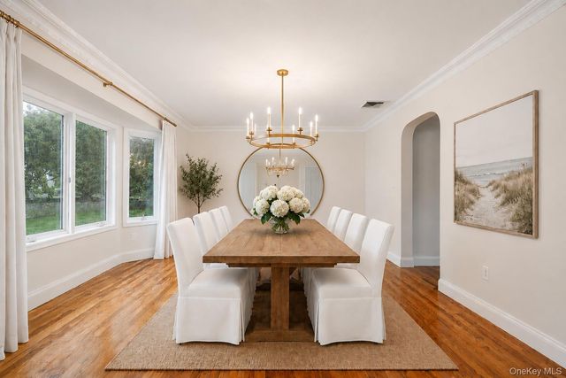 17 Youngs Lane, Setauket, NY 11733