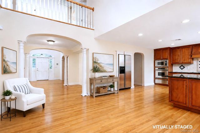 17 Youngs Lane, Setauket, NY 11733