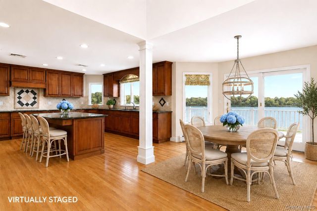 17 Youngs Lane, Setauket, NY 11733