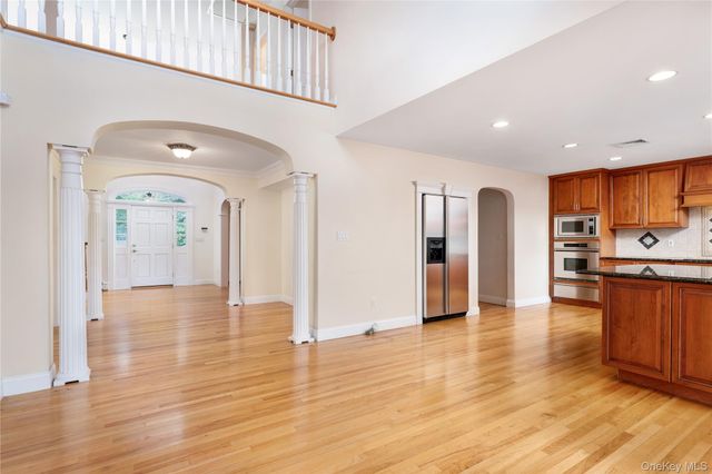 17 Youngs Lane, Setauket, NY 11733
