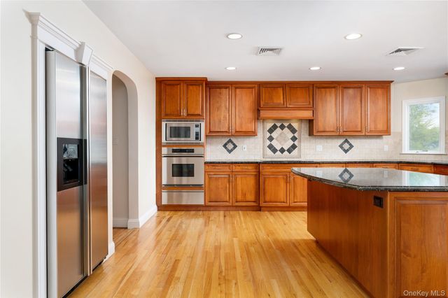 17 Youngs Lane, Setauket, NY 11733