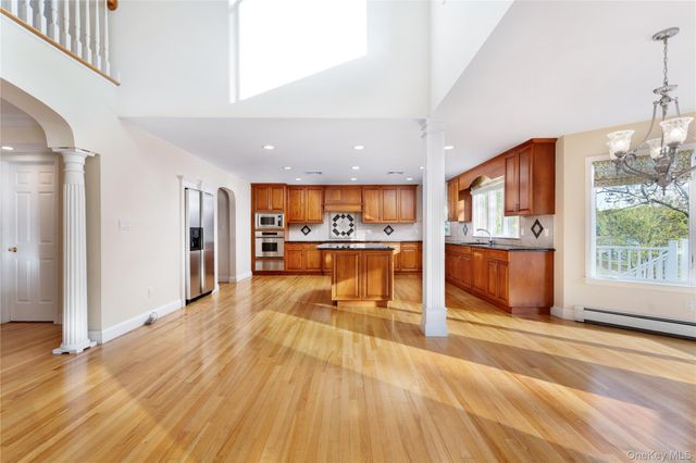 17 Youngs Lane, Setauket, NY 11733