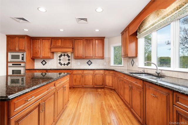 17 Youngs Lane, Setauket, NY 11733