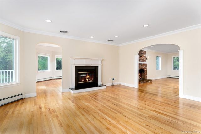 17 Youngs Lane, Setauket, NY 11733