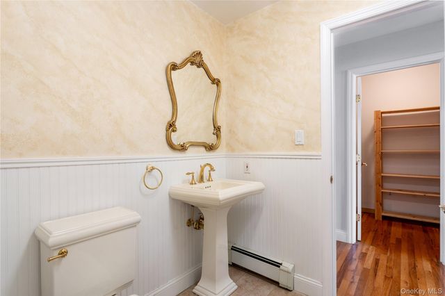 17 Youngs Lane, Setauket, NY 11733