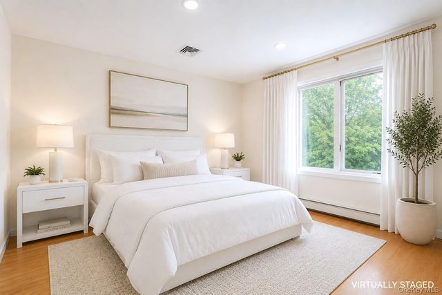 17 Youngs Lane, Setauket, NY 11733