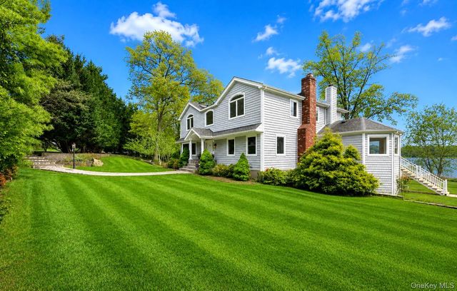 17 Youngs Lane, Setauket, NY 11733