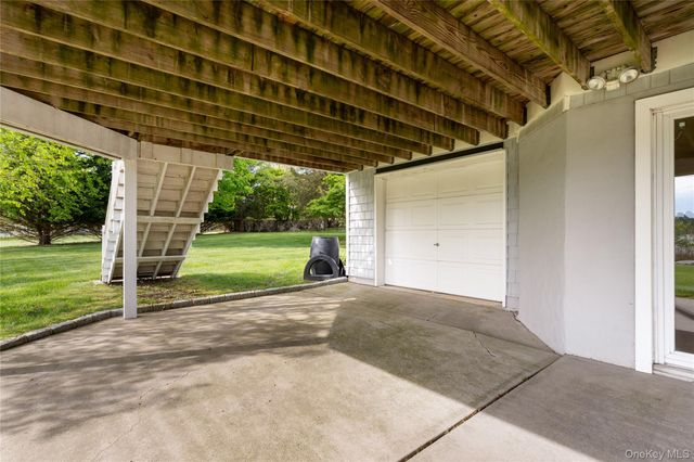 17 Youngs Lane, Setauket, NY 11733