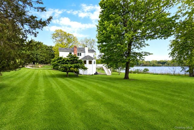 17 Youngs Lane, Setauket, NY 11733