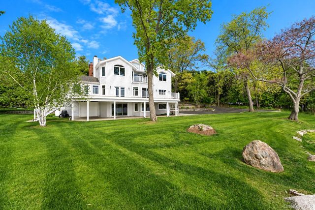 17 Youngs Lane, Setauket, NY 11733