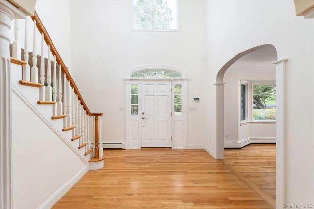 17 Youngs Lane, Setauket, NY 11733