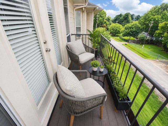 2146 Stacy Knoll, Houston, TX 77008