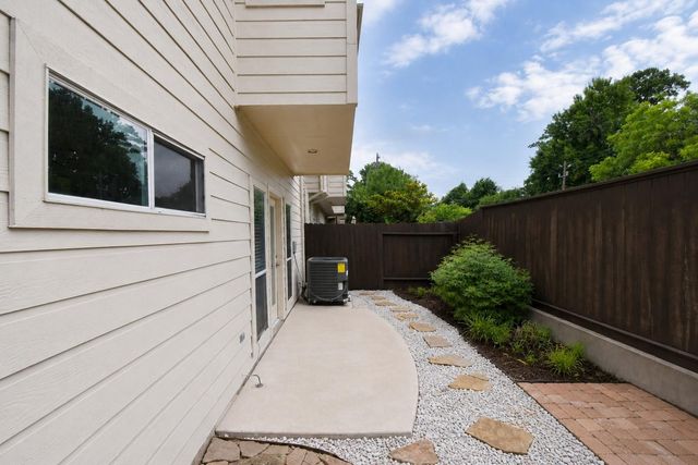 2146 Stacy Knoll, Houston, TX 77008