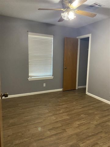 1410 E Houston Street, Highlands, TX 77562