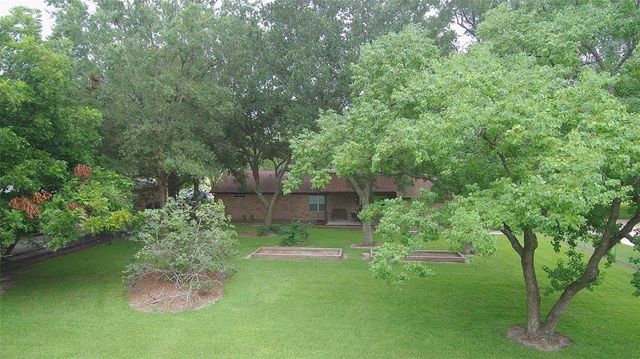 1410 E Houston Street, Highlands, TX 77562