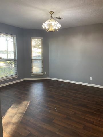 1410 E Houston Street, Highlands, TX 77562