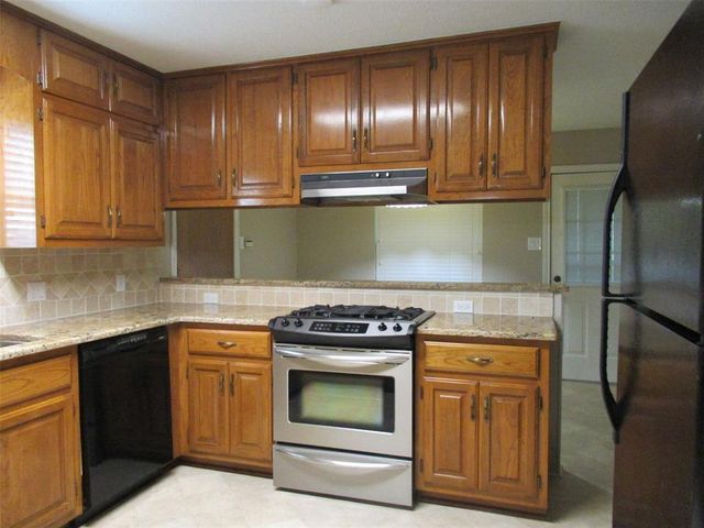 1410 E Houston Street, Highlands, TX 77562