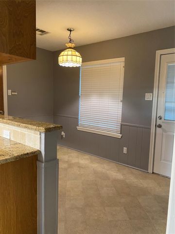 1410 E Houston Street, Highlands, TX 77562