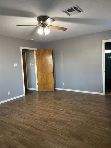 1410 E Houston Street, Highlands, TX 77562