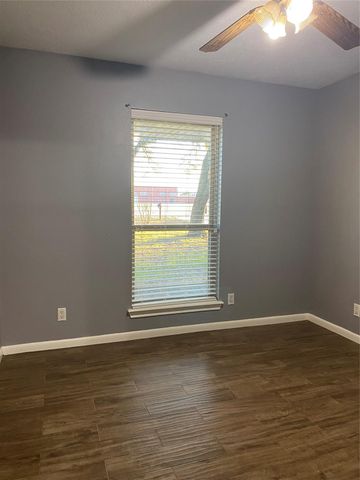 1410 E Houston Street, Highlands, TX 77562