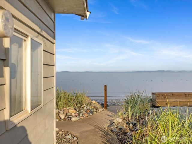 2625 W Beach Road, Oak Harbor, WA 98277