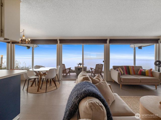 2625 W Beach Road, Oak Harbor, WA 98277