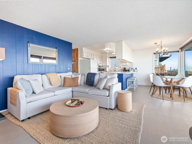 2625 W Beach Road, Oak Harbor, WA 98277