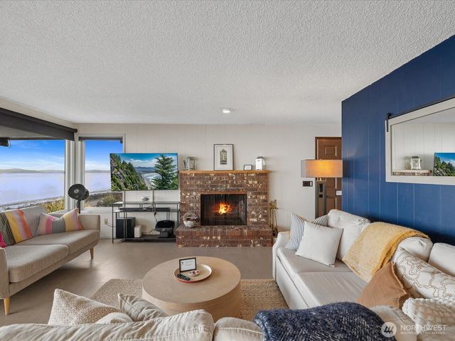 2625 W Beach Road, Oak Harbor, WA 98277