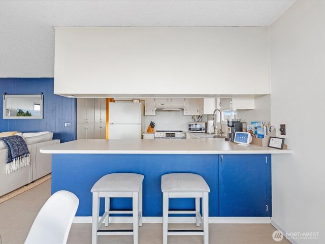 2625 W Beach Road, Oak Harbor, WA 98277