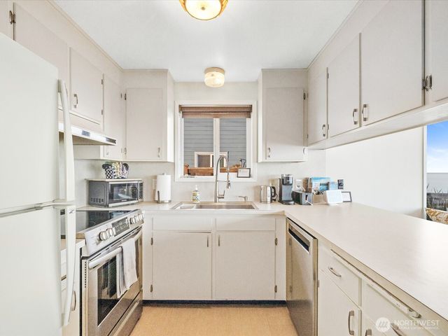 2625 W Beach Road, Oak Harbor, WA 98277