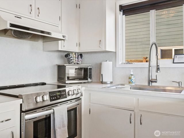 2625 W Beach Road, Oak Harbor, WA 98277